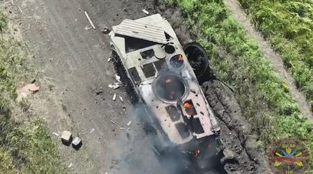 Ukraiński dron obrzucił granatami rosyjski bojowy wóz piechoty BMP-1 o wartości 200 000 dolarów