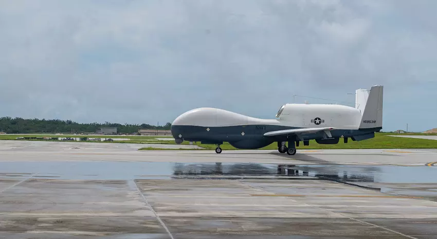 Marynarka Wojenna Stanów Zjednoczonych wysłała eskadrę strategicznych dronów MQ-4C Triton do Guam po osiągnięciu wstępnej gotowości bojowej.
