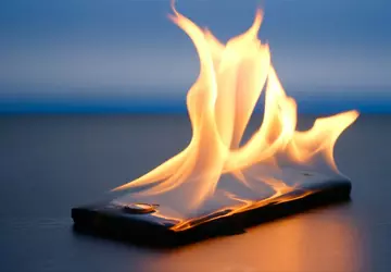 Eksperci z iFixit rozcięli baterię iPhone'a ...