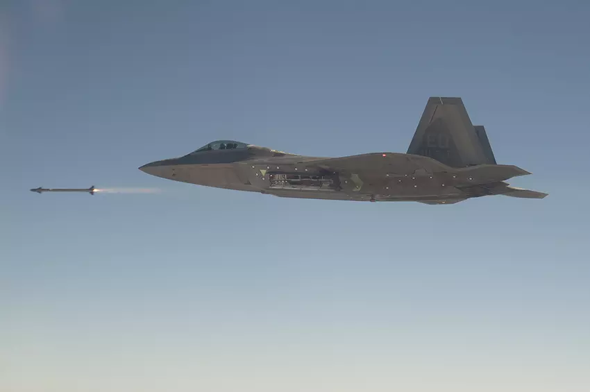 F-22 Raptor używa najnowocześniejszych pocisków AIM-9X Sidewinder do zniszczenia chińskiego balonu szpiegowskiego, który szpiegował strategiczne cele USA