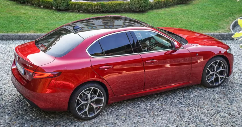 Alfa Romeo Giulia вид сбоку