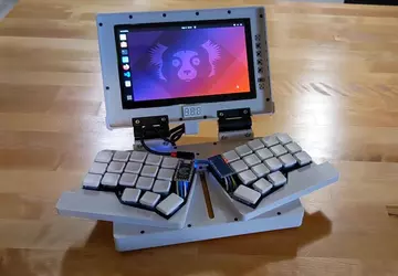 Ten masywny laptop DIY, mieszczący się ...