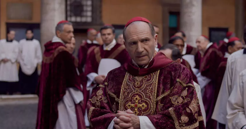 Peter Straughan zdobył Oscara za najlepszy scenariusz adaptowany do filmu o politycznej intrydze Conclave 