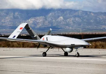 Albania kupuje drony Bayraktar TB2, które ...