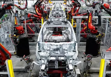 Tesla dostała armię robotów Kuka do ...