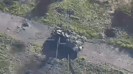 Rosjanie próbują zniszczyć własny porzucony czołg T-90M o wartości do 4,5 mln USD za pomocą dronów kamikadze Lancet