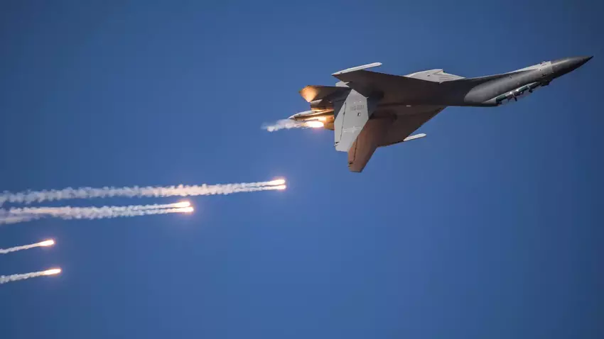 Chiński myśliwiec J-16 wykonuje agresywny manewr przed RC-135 Sił Powietrznych USA, powodując turbulencje amerykańskiego samolotu.