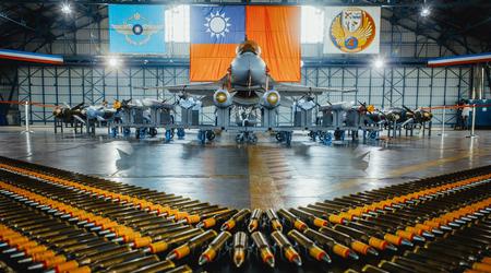 Najbardziej zaawansowany myśliwiec F-16V tajwańskich sił powietrznych prawie zniszczył swój własny statek, zrzucając obok niego 900-kilogramową bombę Mk-84