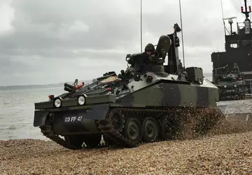 Brytyjskie transportery opancerzone FV103 Spartan oświetlone ...