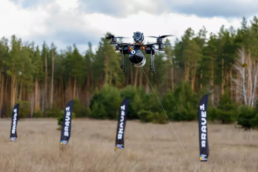 Testy FPV-drona z zarządzaniem włóknem optycznym. Ilustracja: Brave1