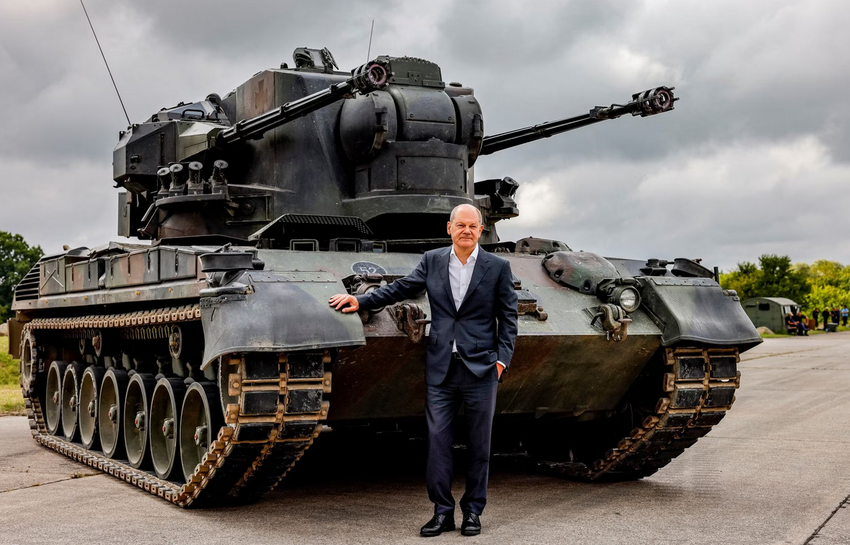 Ukraińskie Siły Zbrojne pokazują rzadkie nagranie przedstawiające niemiecki czołg przeciwlotniczy Gepard niszczący rosyjskie drony kamikadze Shahed-131 i Shahed-136.