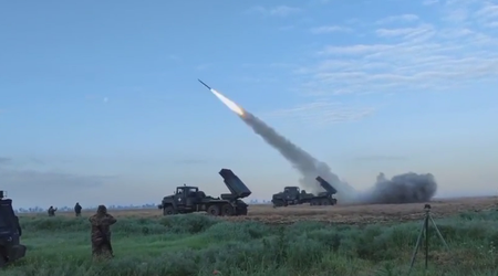 Ukraińskie Siły Zbrojne pokazują rzadki materiał filmowy przedstawiający zmodernizowaną wyrzutnię rakiet Bastion-01 w akcji.
