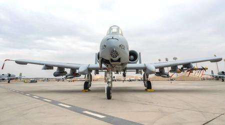 Kultowy samolot szturmowy A-10 Thunderbolt II może teraz używać pocisków APKWS II i bomb kierowanych GBU-39/B o małej średnicy.