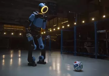 Atlas na boisku piłkarskim: robot Boston ...