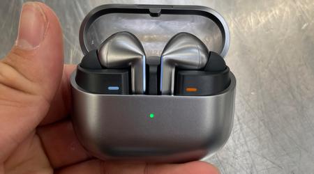 Samsung Galaxy Buds 3 Pro pojawił się na zdjęciach na żywo z półprzezroczystą obudową i wyglądem przypominającym AirPods Pro