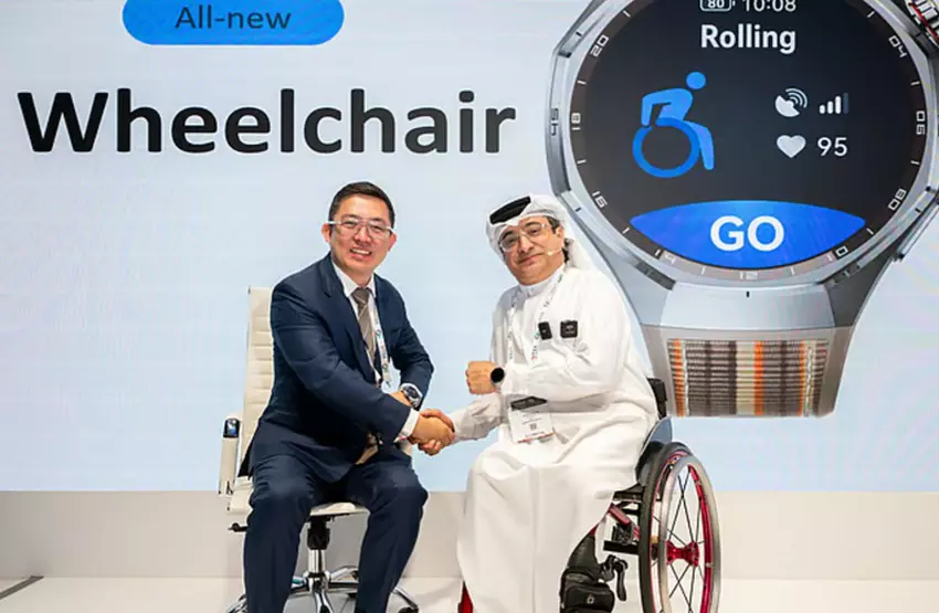 Regionalny menedżer Huawei Bruce Li i prezydent Azjatyckiego Komitetu Paraolimpijskiego Majid Rashed