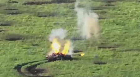 Ukraiński dron FPV spala rosyjski czołg T-80BV od środka, lądując dokładnie w otwartym włazie