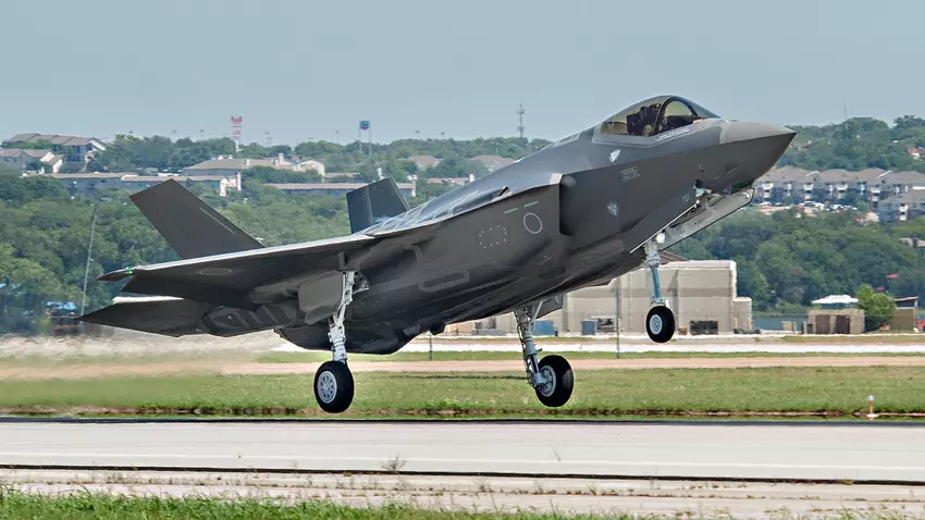 Japonia chce kupić 15 myśliwców piątej generacji F-35A i F-35B Lightning II za ponad 1,6 mld dolarów.