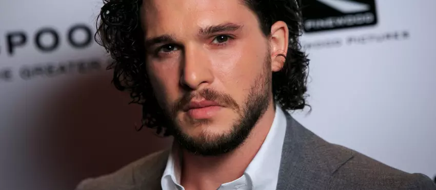 Gwiazda "Gry o tron" Kit Harington pojawił się jako tajemniczy drwal w pierwszym ujęciu nowego horroru "What Remains of Us".