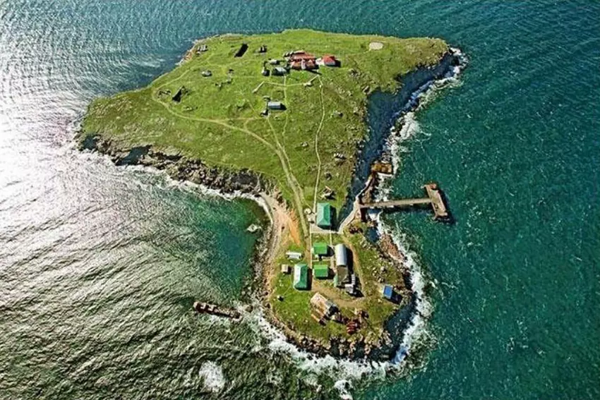 Siły Zbrojne Ukrainy zniszczyły kompleks Pancyr-S1, radar i pojazdy na Zmeinach - opublikowano pierwsze zdjęcie satelitarne wyspy