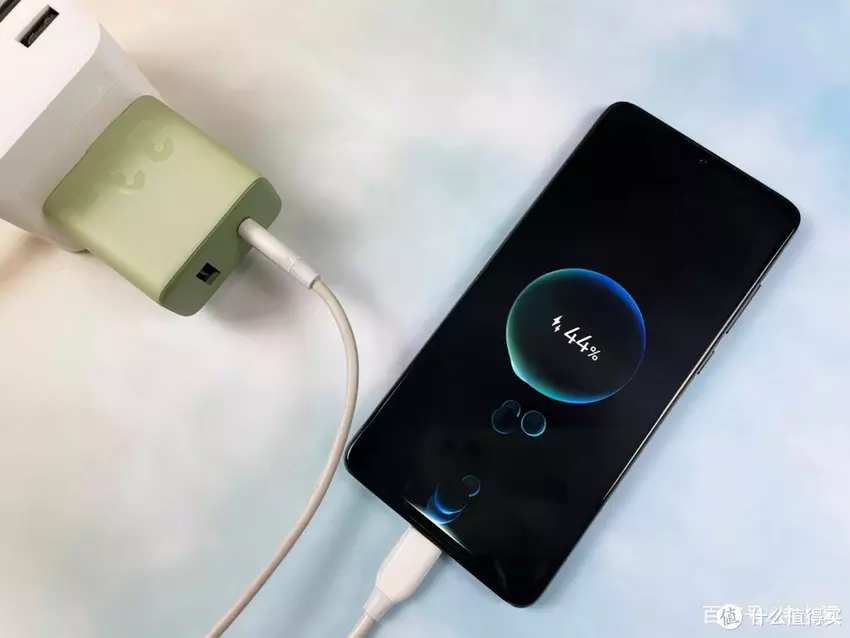 iPhone 13 nie jest jeszcze dostępny, ale sub-marka Xiaomi już uruchomił ładowarkę dla niego - ZMI 33W 1A1C za jedyne 12 dolarów