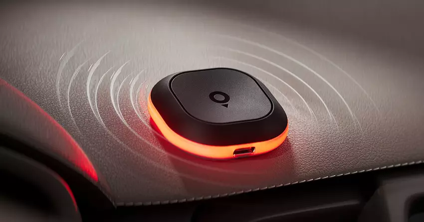 Ekran nie jest potrzebny: TomTom zaprezentował kompaktowego asystenta kierowcy Tom