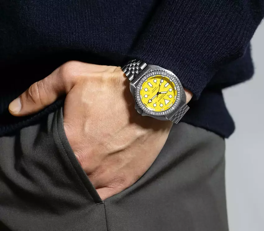 Zegarek JB200 Aquastrike na nadgarstku. Ilustracja: Jacques Bianchi