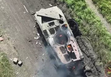 Ukraiński dron obrzucił granatami rosyjski bojowy ...