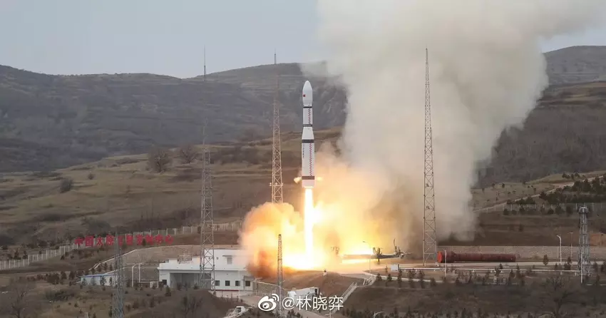 Chińska rakieta Długi Marsz 6A rozpadła się w przestrzeni kosmicznej, a jej szczątki zagrażają teraz satelitom Starlink