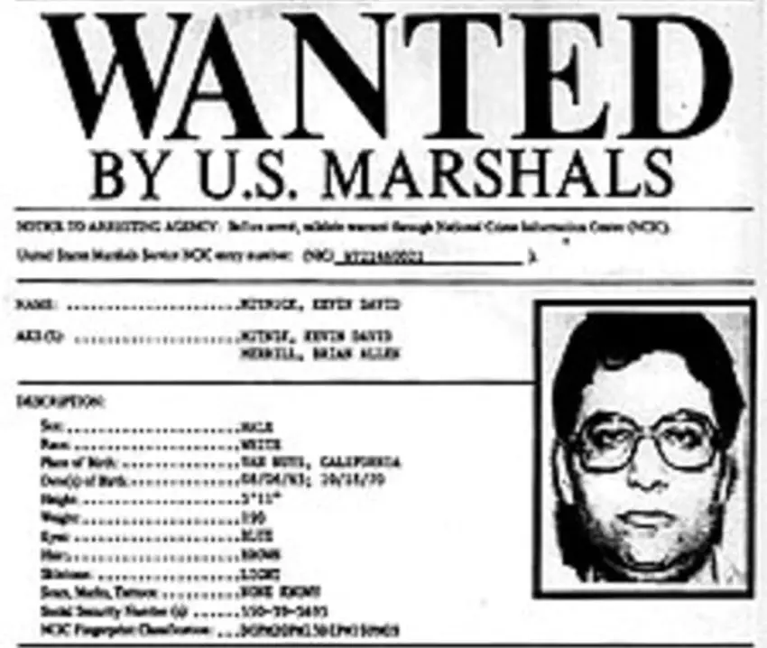 Według Mitnicka, bardzo pomogło mu to, że władze USA użyły bardzo złego zdjęcia, które utrudniało rozpoznanie go w prawdziwym życiu