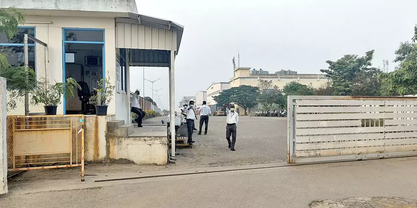 Robaki w jedzeniu, masowe zatrucia i toalety bez wody – powody zamknięcia fabryki Foxconn do produkcji smartfonów Apple stały się znane