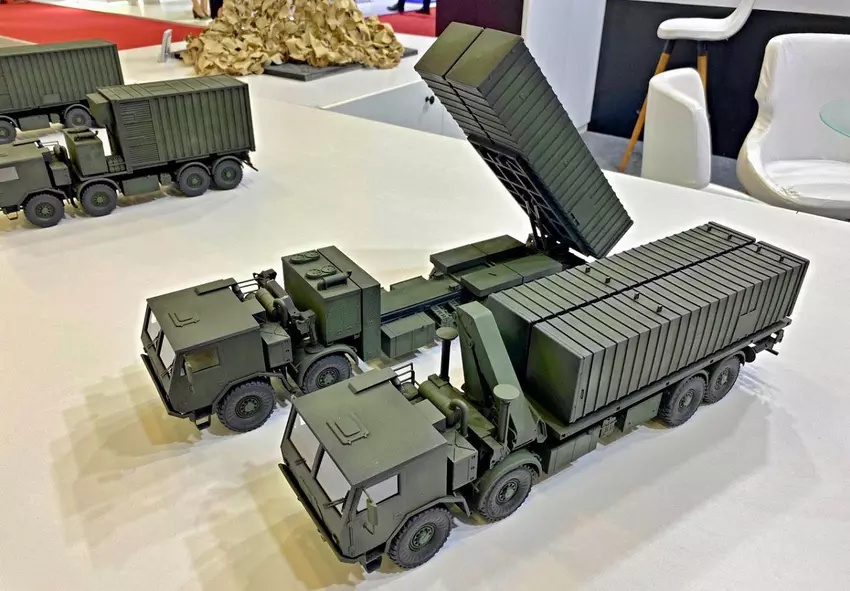 Czechosłowacka Grupa połączyła pocisk balistyczny średniego zasięgu KHAN z wyrzutnią na podwoziu Tatra 815-7.