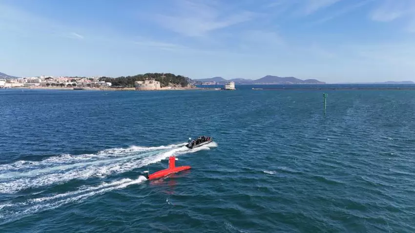 Francuska marynarka wojenna planuje połączyć amfibię z dronami nawodnymi