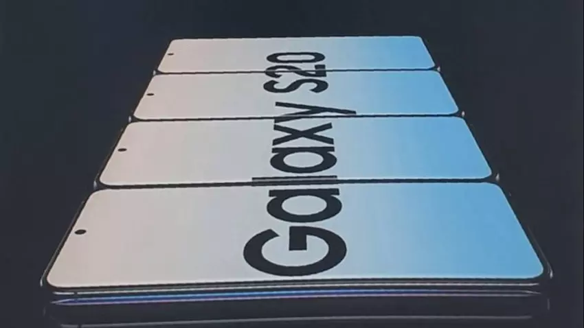 Photo trzech smartfonów Samsung Galaxy S20 pokazuje wystający moduł kamery