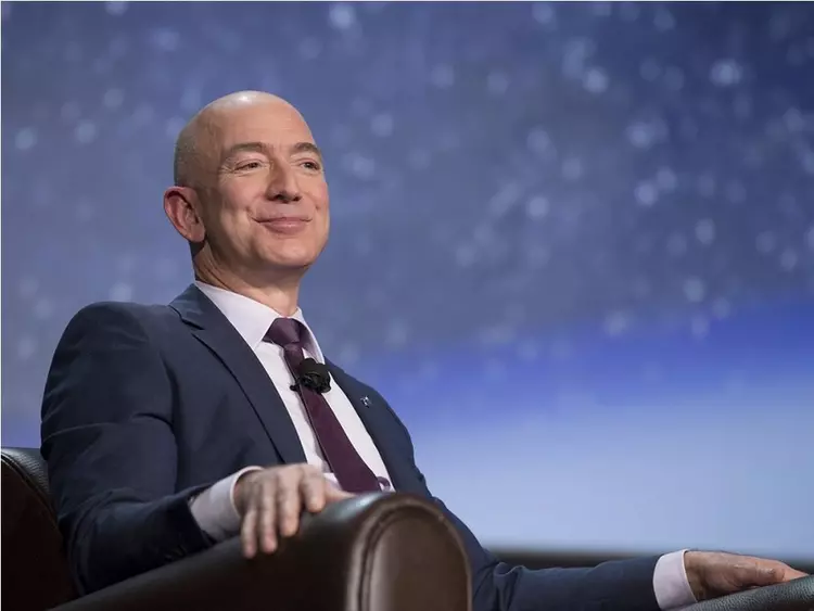 Jeff Bezos wraca do kierowania z ...