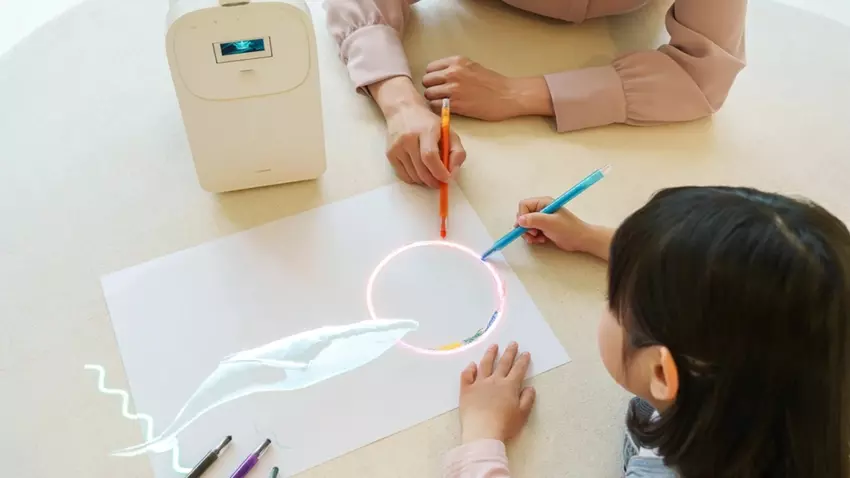 Samsung zaprezentowała sensoryczny projektor 4K The Premiere 5, który może śledzić ruchy palców