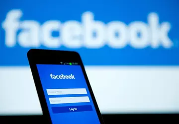 Facebook łączy historie i wiadomości w ...