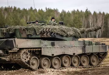 20 M113 APC, cztery czołgi Leopard ...