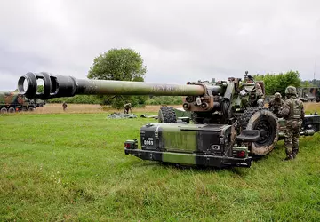 Francja przekazuje Ukrainie sześć haubic TRF1 ...