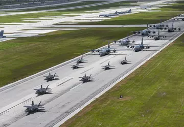 Myśliwce F-35 i Rafale, bombowiec nuklearny ...