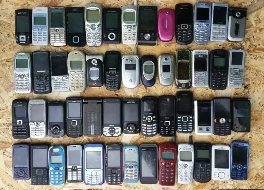 Badanie: ponad 5 miliardów smartfonów zostanie zezłomowanych w 2022 roku - kolumna o wysokości około 50 000 kilometrów, czyli 1/8 odległości do Księżyca