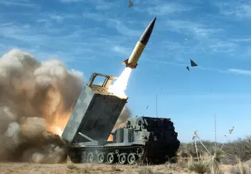 Siły Zbrojne Ukrainy używając pocisków M270 ...