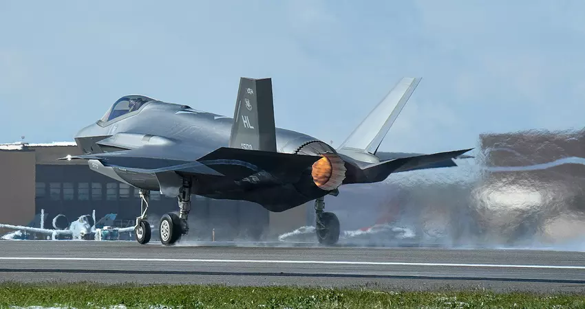 Kosztujący 166 milionów dolarów myśliwiec piątej generacji F-35A Lightning II rozbił się w stanie Utah z powodu awarii elektroniki spowodowanej turbulencjami wywołanymi przez człowieka.