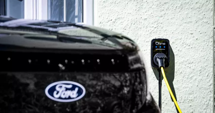 Ilustracyjne zdjęcie Ford Explorer EV podłączonego do ładowania ściennego