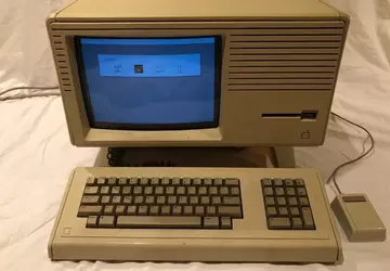 W serwisie eBay, sprzedawane rzadką Apple ...