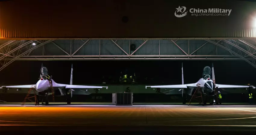 Chiny zaczęły używać zaawansowanego myśliwca J-11B, który może przenosić pociski Thunderbolt-10 i Thunderbolt-15 o zasięgu do 300 kilometrów