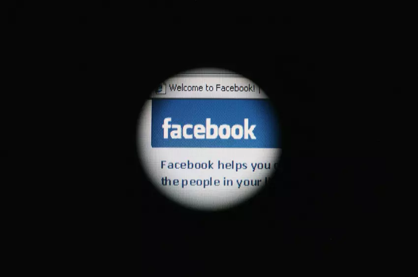 Akcje Facebooka załamały się, a Zuckerberg odkupił strony największych gazet, by przeprosić użytkowników