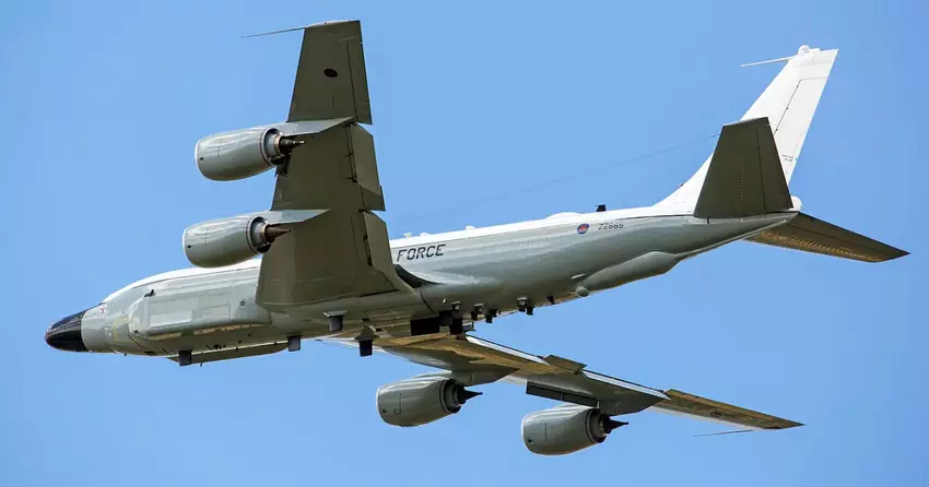 Rosyjski myśliwiec Su-27 wystrzeliwuje pocisk w kierunku brytyjskiego samolotu rozpoznawczego Boeing RC-135W Rivet Joint nad Morzem Czarnym