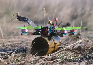 Dron FPV uderzył w jadący rosyjski ...