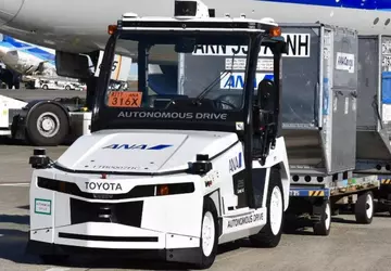 Bezpilotowe ciągniki Toyota zaczęły przewozić bagaż ...